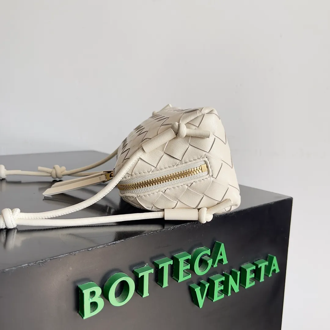 Batch 1260 BV new mini bag ceiling Bottegaveneta new Concert Pouch bag is small and has a large capacity. It can hold a Pro max mobile phone. The shoulder strap is adjustable for cross-body carry. It is very cost-effective when carried on one shoulder. The latest small bag in autumn has a lot of capacity. It can hold 4 short clips. I also tried it and it can hold one of my fists. It is cute, the capacity is touching and the length of the shoulder strap is adjustable for daily commuting. Full score 10 #bv woven bag Style number: 794258 Size: 18.5*11.5*8.5cm